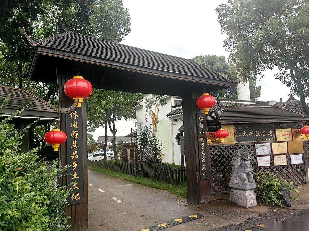 门一推开，姑姑连饭都没顾上吃，盯了我两秒，突然哇地一声嚎啕大哭。
我眼泪瞬间决堤