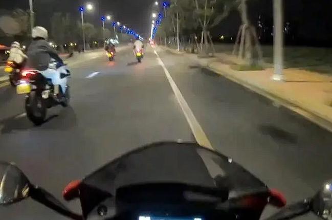 笑不活了！黑龙江，一女子深夜被色狼尾随，慌忙向陌生司机求助！谁知一看司机长相，女