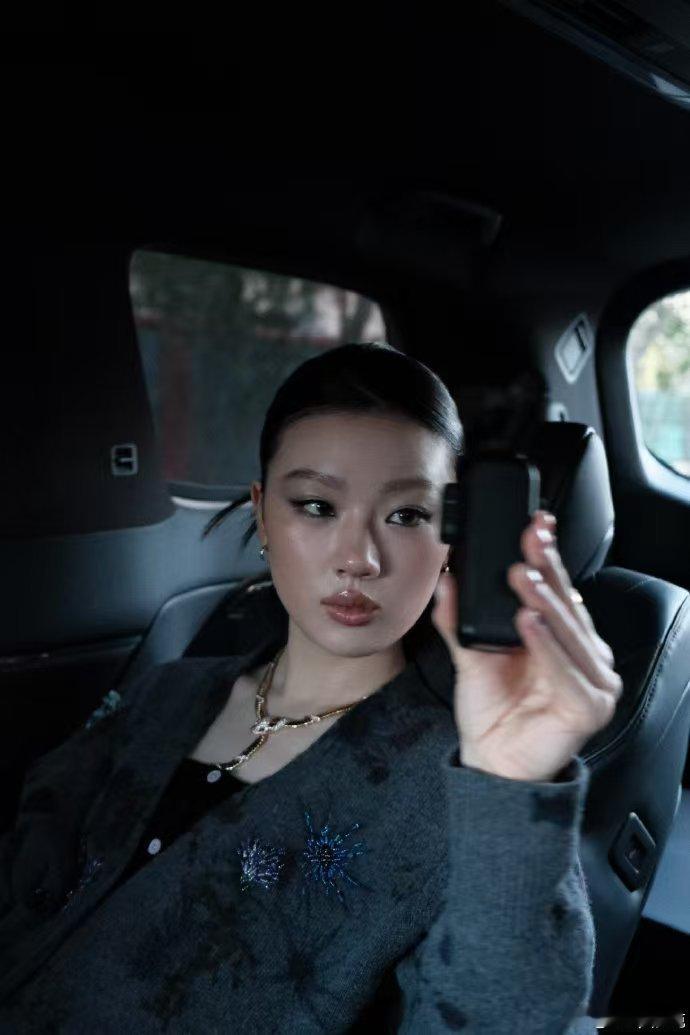 杨紫拽得很像单依纯杨紫爆改单依纯白玉兰预测 谁看完被新造型惊到！拽酷氛围感直接拉