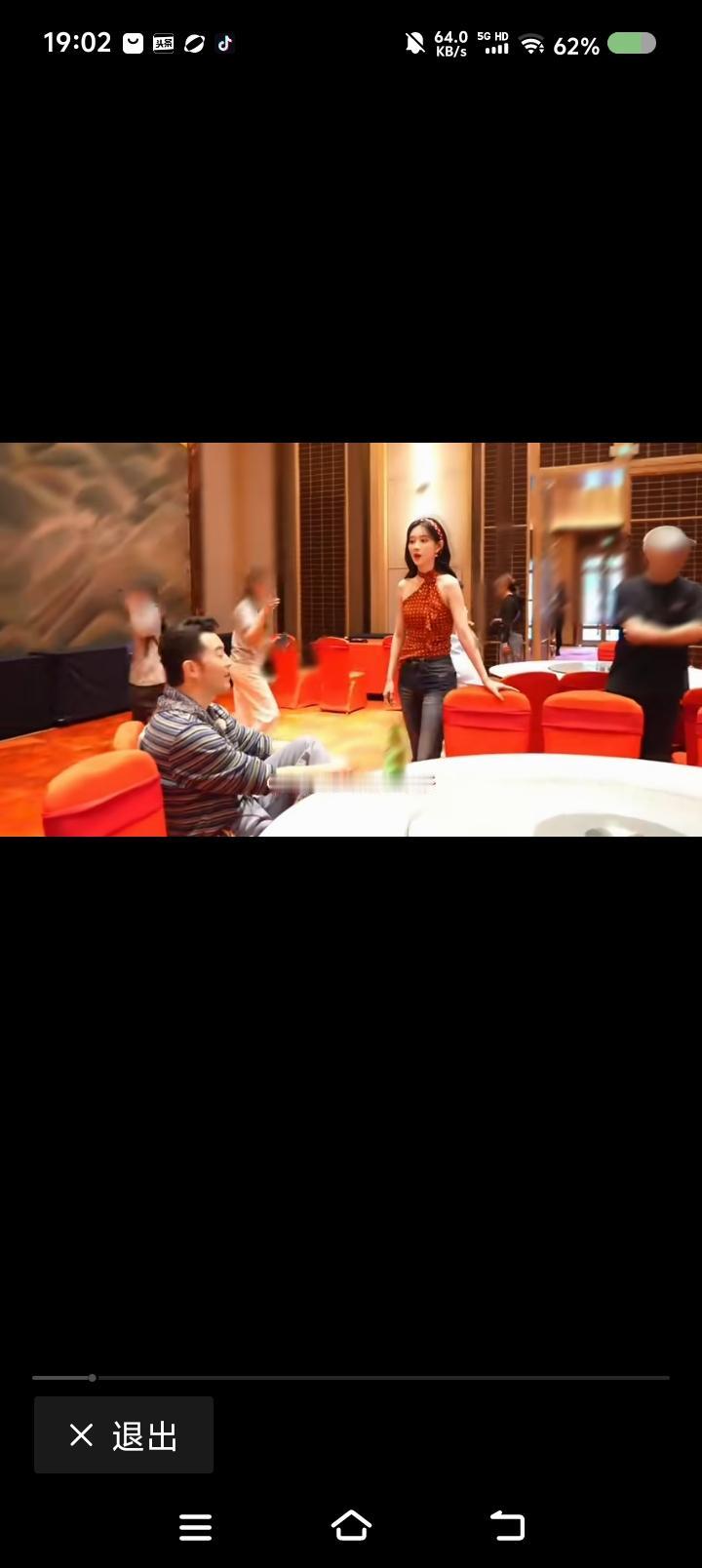 沙溢掉坑里了？——
网上视频：节目里，沙溢问一个女嘉宾：“胡可对你好吗？”
“非