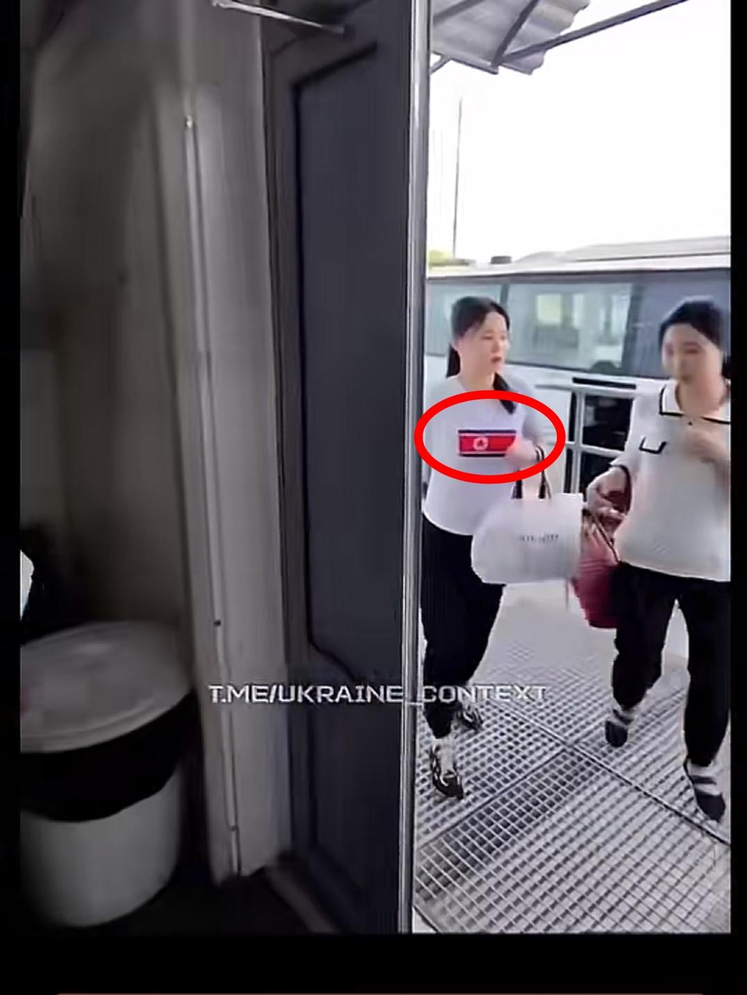 野莓公司雇有大量朝鲜女员工
这是从她们的面孔和衣服上的国旗或党团标志看出来的，应