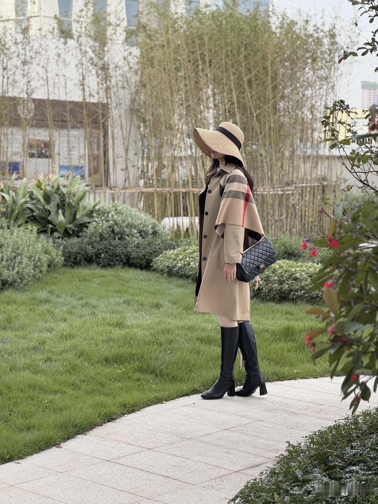 高级感的温柔风穿搭，真的魅力十足。就说那一身米白套装，米白翻领针织衫搭配同色系修