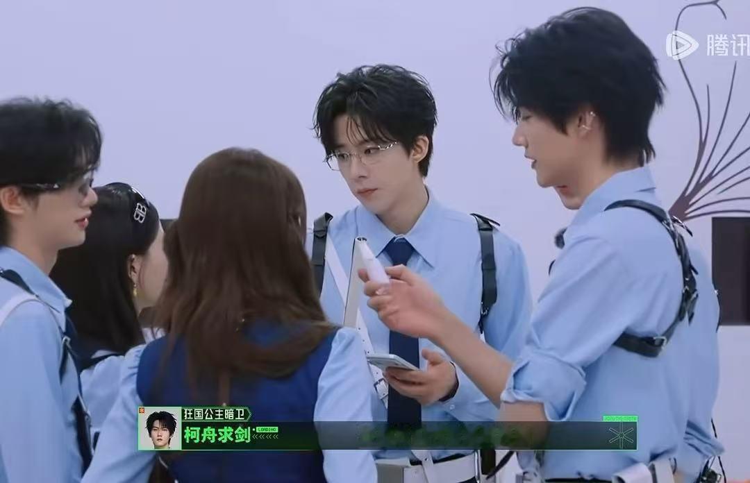 张凌赫周柯宇逗杨超越杨超越配合张凌赫周柯宇开始推理吧 张凌赫和周柯宇一个说一个演