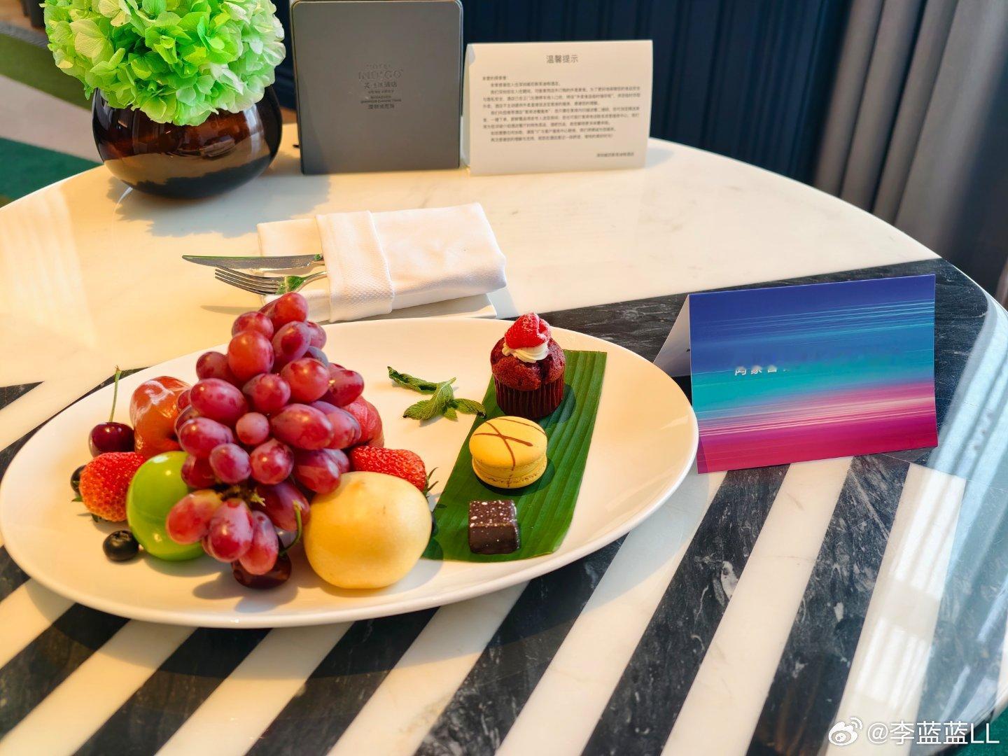 到深圳啦！华为安排的酒店依旧很有格调，审美一直在线～色调还是蓝色的！和我超搭啊！