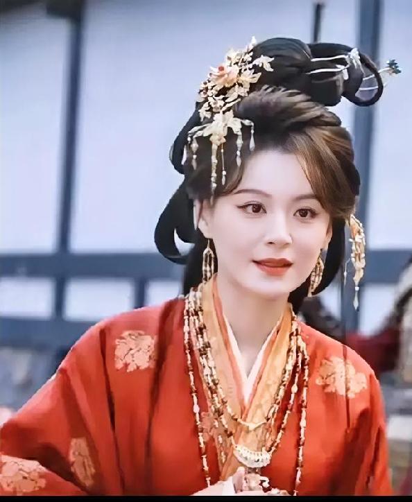 魏娆见到改嫁后的亲妈，既陌生又尴尬，但亲妈周芙对她确是很思念，很想拉拉她手。
但
