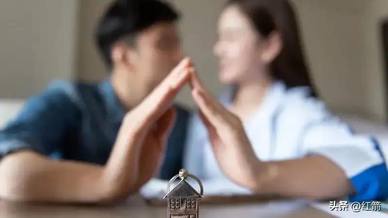 AA制婚姻：当手术费遇上“欠条协议”。

近日，一对夫妻的“AA制风波”引发热议