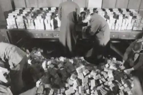 1949年，老蒋带着 400 万两黄金来到了台湾，400 万两也就是 125 吨