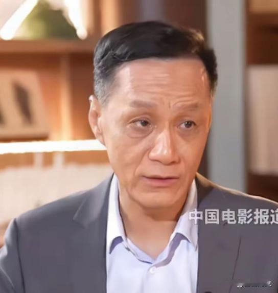 北京人民艺术剧院院长冯远征说：在我刚当上院长不久后，有个演员就跟我谈话，跟我拍桌