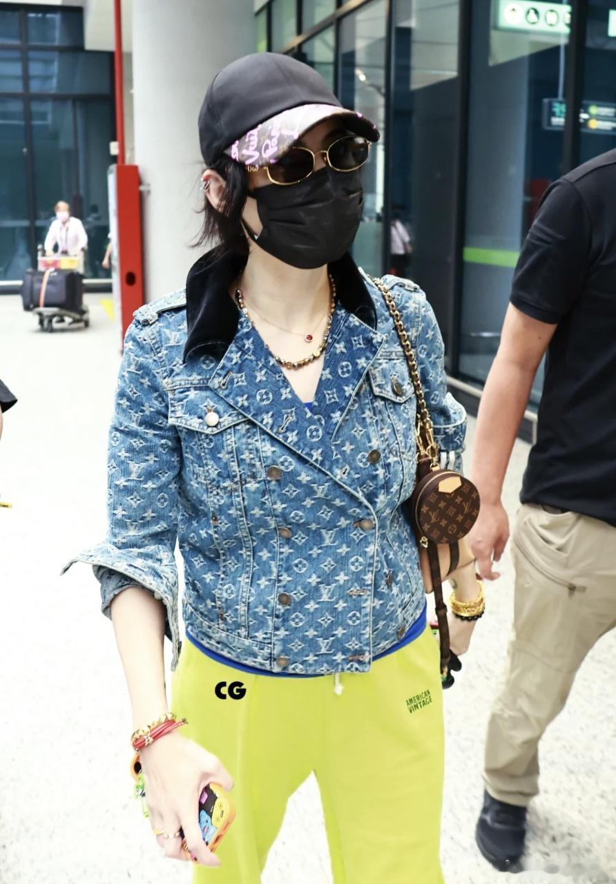 张柏芝 Lucas都长大了衣服还能穿 不依靠医美硬凹少女感，张柏芝全靠日常自律稳