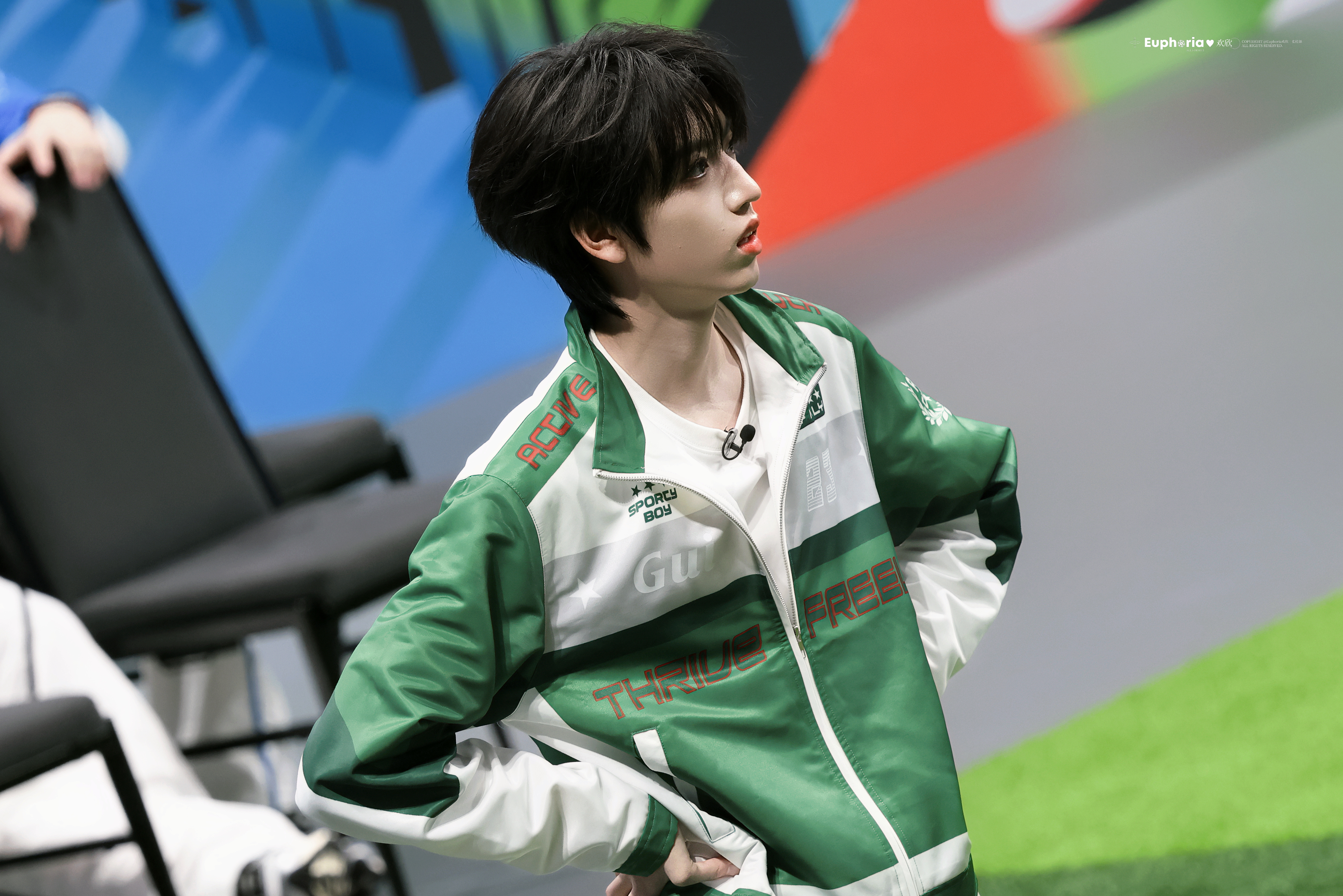 小狗叉腰 