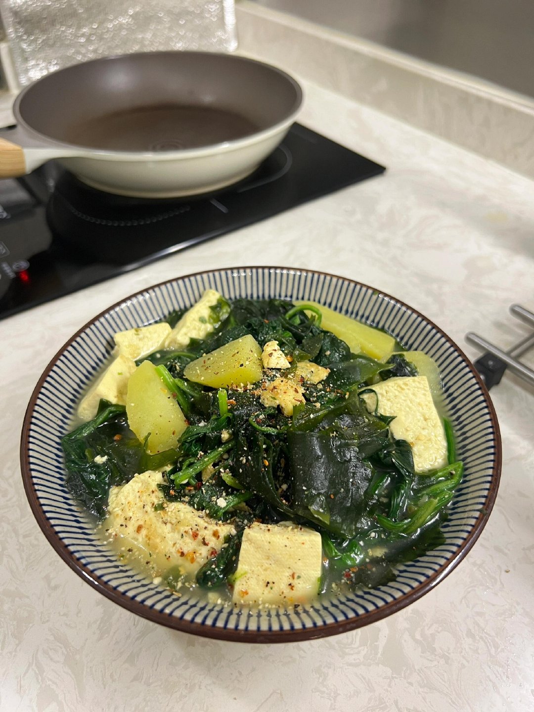 #UNIQ 解散#水煮菜真的好吃！重在配料裙带菜豆腐土豆汤，鲜美丰富太好喝啦 食