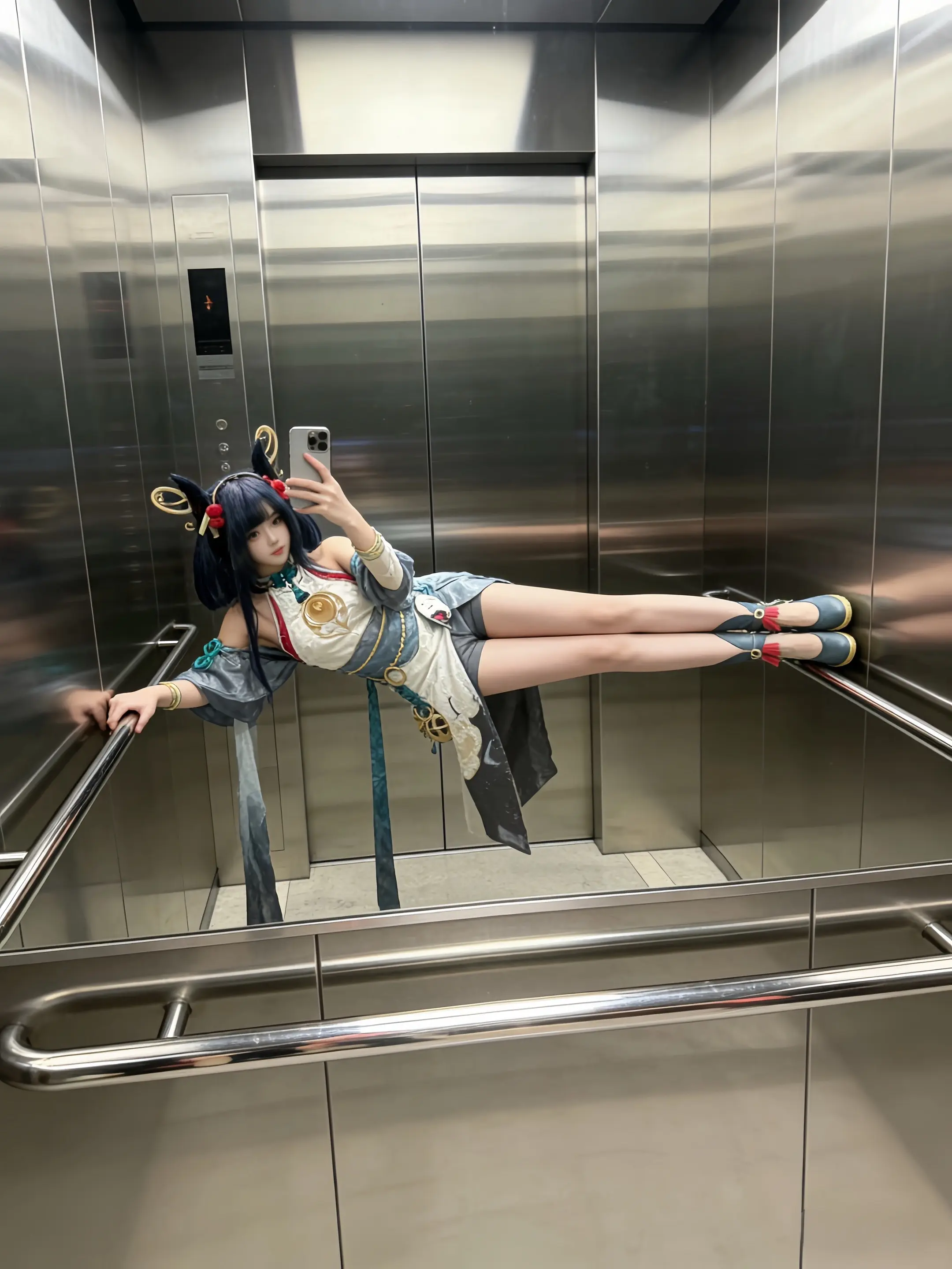 风中一朵摇摆的水仙花。