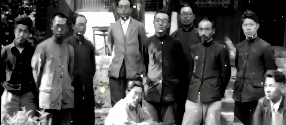 一个省的领导，给沿路的土匪写了封公开信。说有一帮穷学生要路过，去昆明念书，求你们