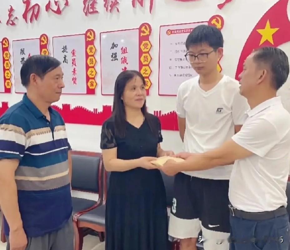 祁东开牌馆的夫妻好心扶了晕倒在街边的老人，没想到被家属逼着赔1万9。24号，金泰