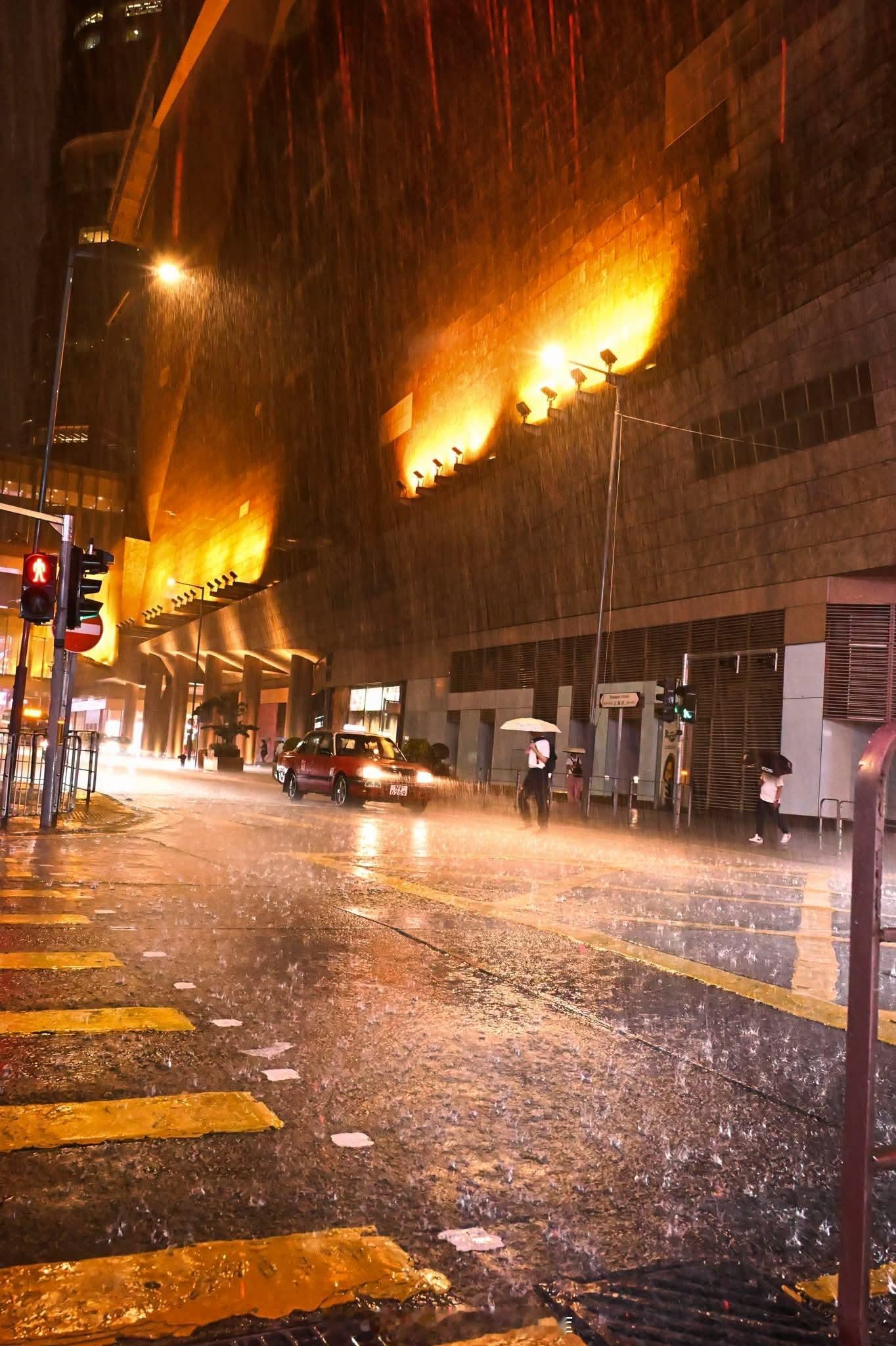 暴雨下的清晨 hk 街頭 ​​​