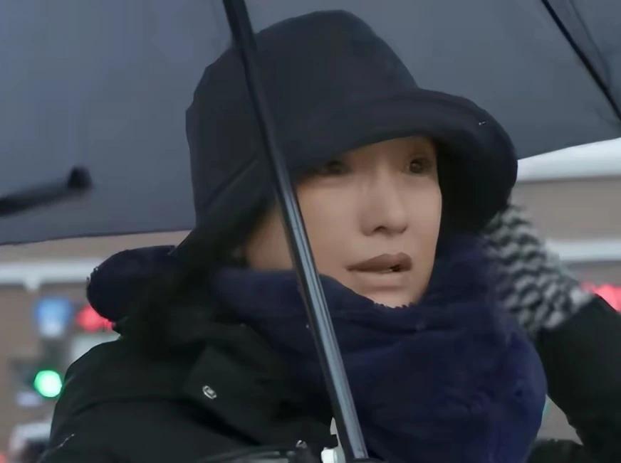 周岁重回故乡哭了，为什么呢
回故乡，不是应该很高兴的事吗

有网友说：
周迅主要