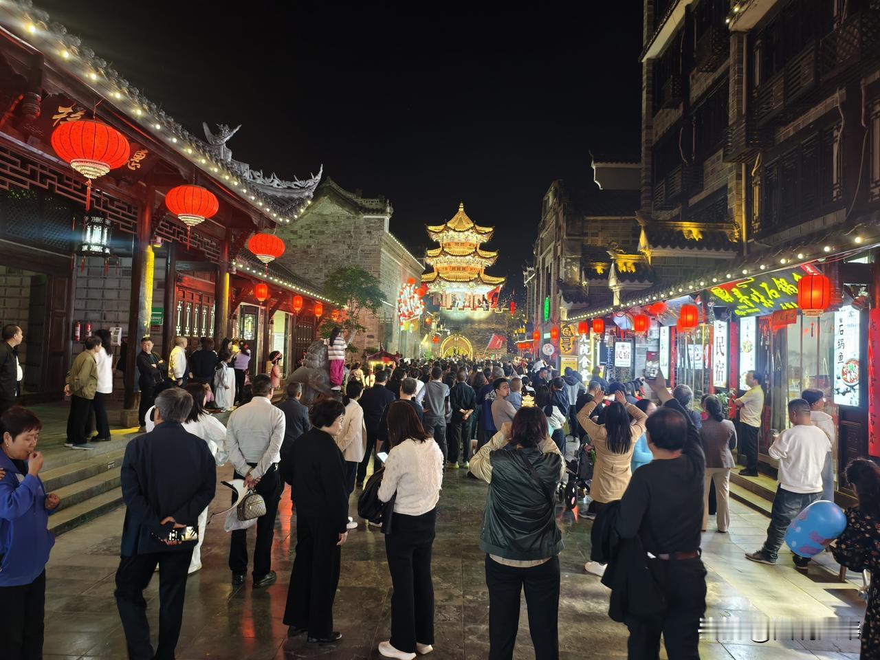 每日一图随手拍今夜石泉老街东门上表演节目，迎接领导