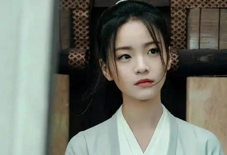 都说李庚希是“京圈公主”，资源全靠背景？近日，陈思诚在电影首映礼上霸气否认，称这