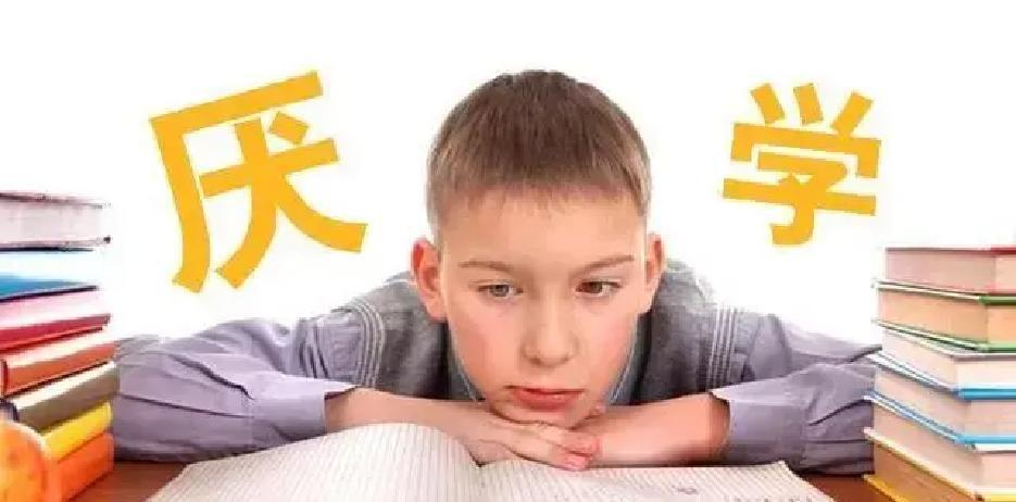 下午公园，孩子被同伴狠揍一顿哭回家，妈妈火大喊“还手教训他”！没想到下次更惨，孩