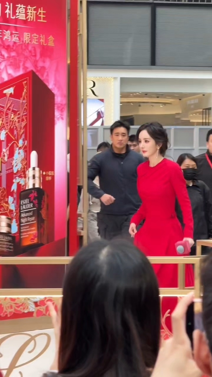 杨幂深圳活动路透杨幂身穿红裙以新年女主人姿态坐镇雅韵之家！爆剧女王今天的妆造好美