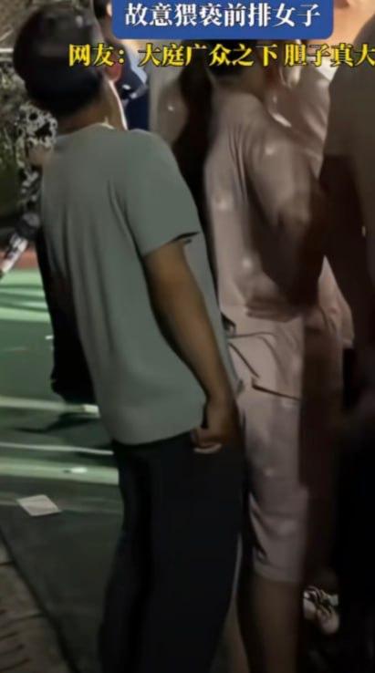 “你摸我干什么！”这一喊，把色狼喊进了派出所。

广州地铁珠江新城站，人多，挤。