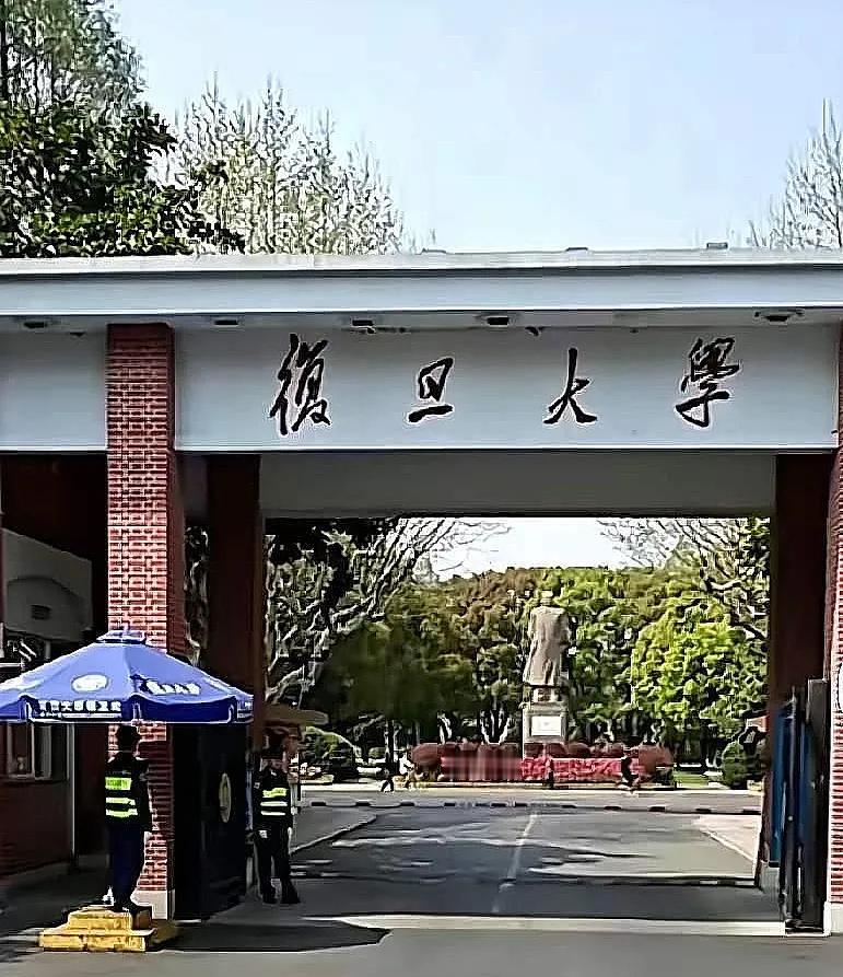 空调坏了14天没人管，复旦学生被逼上网喊话

一条微博把6000万人拉进宿舍群聊