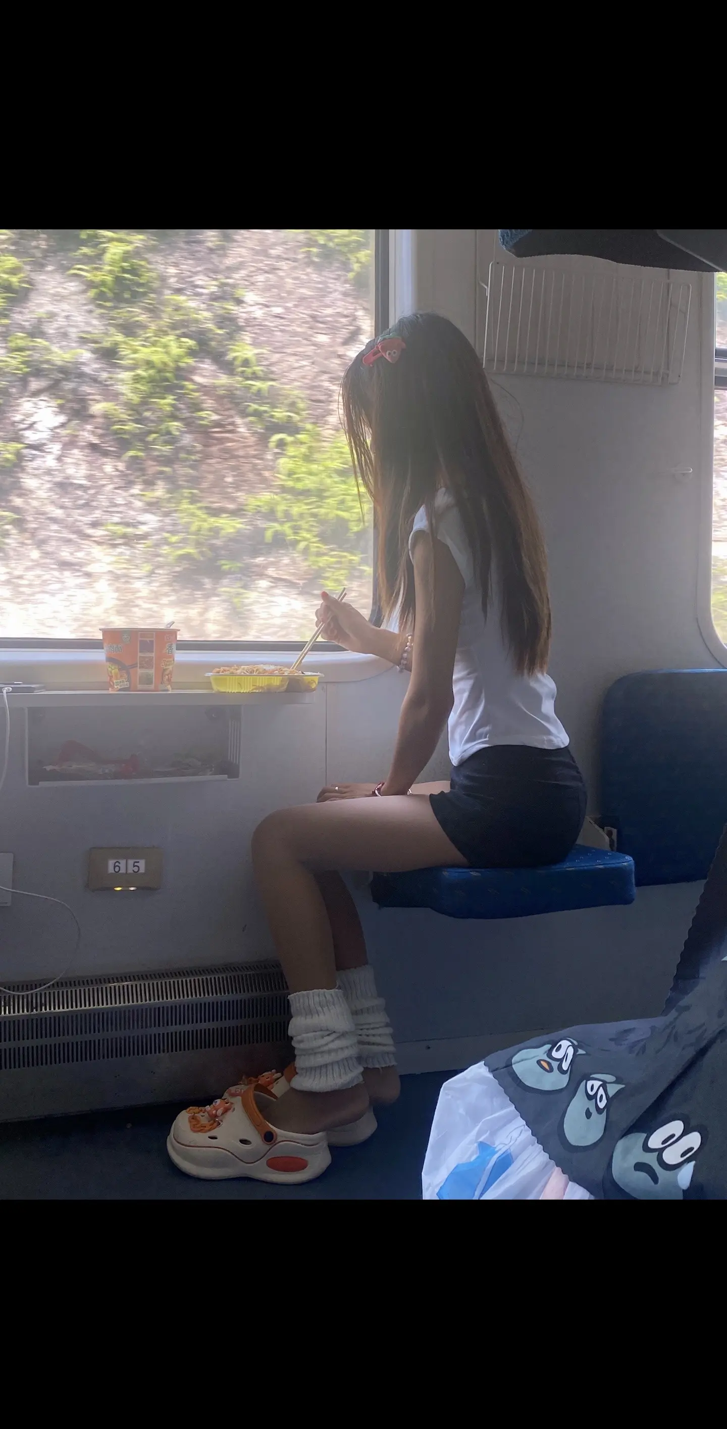在重逢的街头 心跳比我先认出你