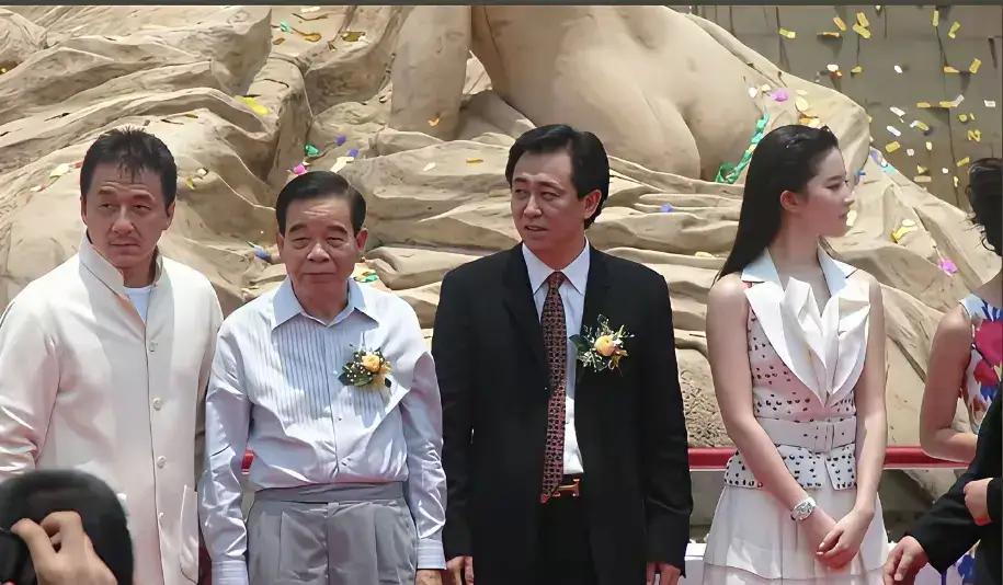 你看这张老照片还挺耐人寻味，成龙、许家印、刘亦菲站在同一个活动现场，明星、资本大