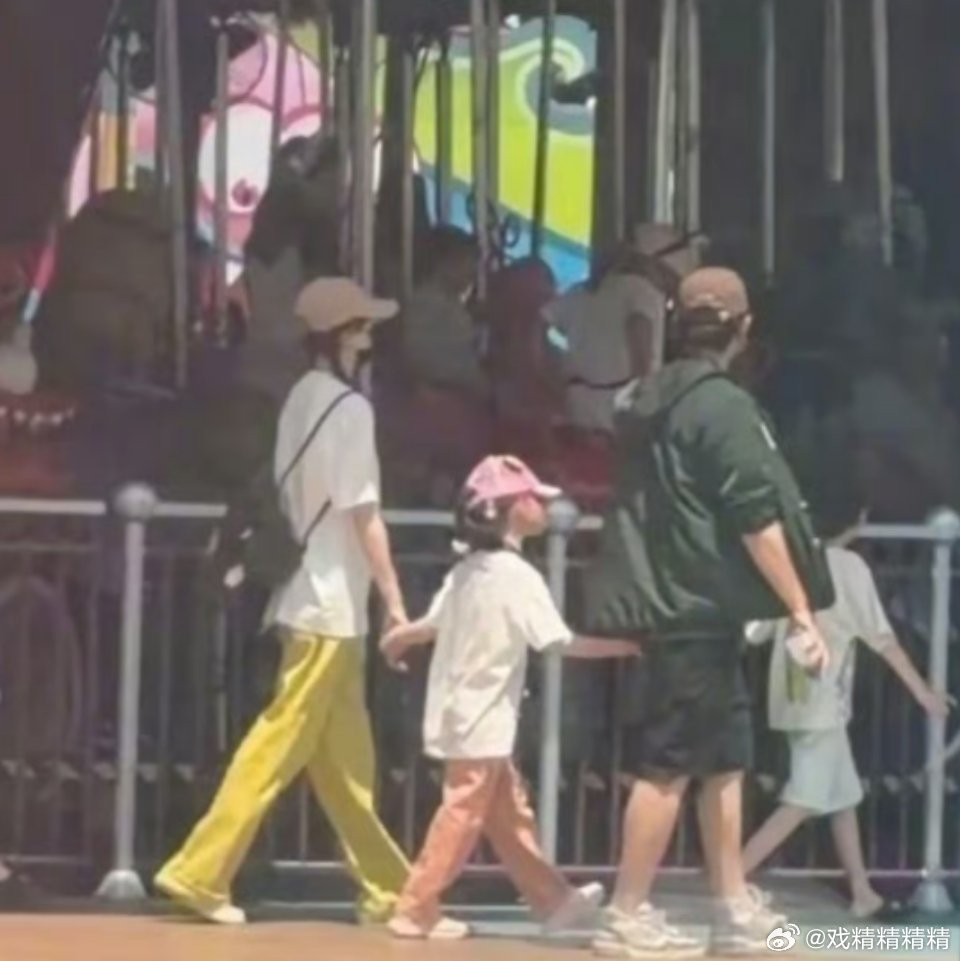 唐嫣罗晋的女儿都这么大了一家三口多幸福呀，力破了之前的离婚传闻，传人家离婚的给人