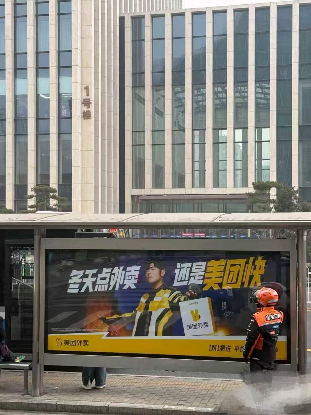 谁敢想？谁敢想？世界就是一个巨大的周杰伦粉丝圈！没有人能忍住不打卡拍照，大屏面前