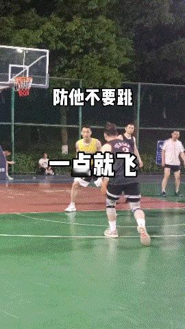 野球场最怕这种艾弗森铁粉[大金牙]节奏出奇的好，让人难以防守[偷笑]
#篮球场硬