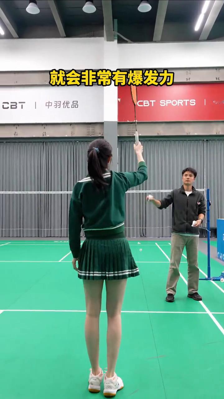 正手后场高远球。
这是一个新手常见的高远球错误。为了不让拍子飞出去，你死死的攥住