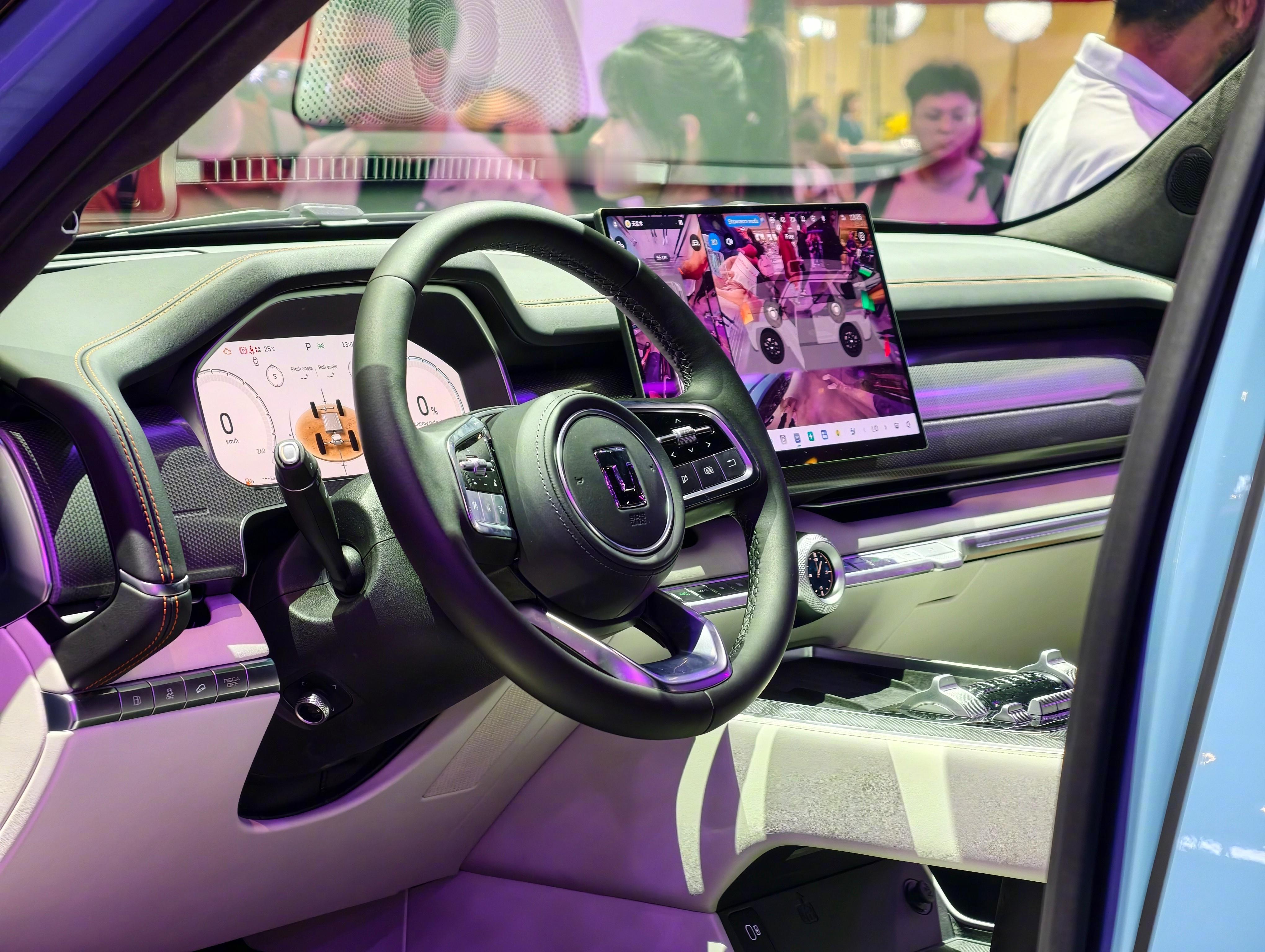 这次坦克也带来了全新的坦克700。铁汉的外表，柔情的内在。在越野豪华的领域，坦克