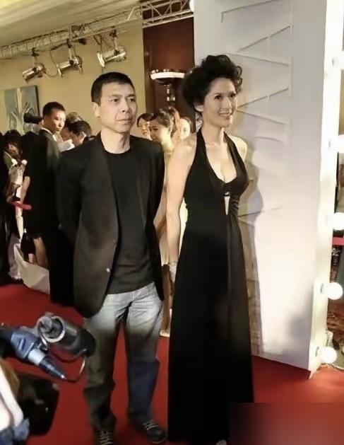 别再吹陈道明了。那场京圈饭局，他才是最天真的一个。
你以为冯小刚让苗苗跳舞，是