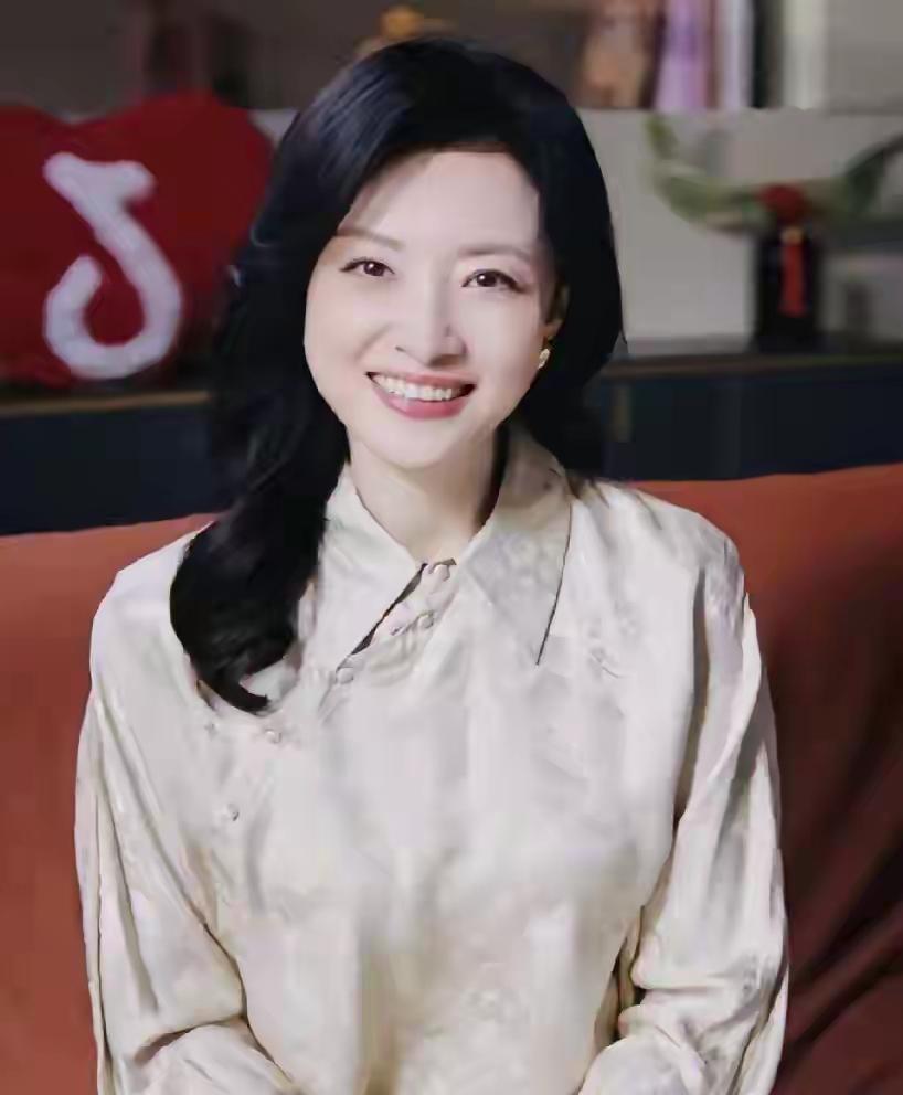 周涛都演短剧了，董卿离演短剧还远吗？虽然是同行多年的好姐妹，但董卿还真不一定能像