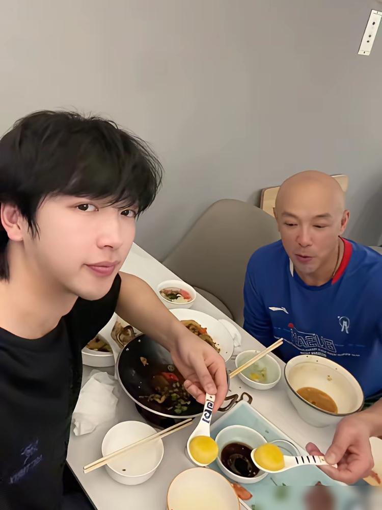 昨晚元宵饭桌上，王楚钦连亲爸妈都没空多陪，一把抓起手机，直接杀进一个娱乐圈跨界新