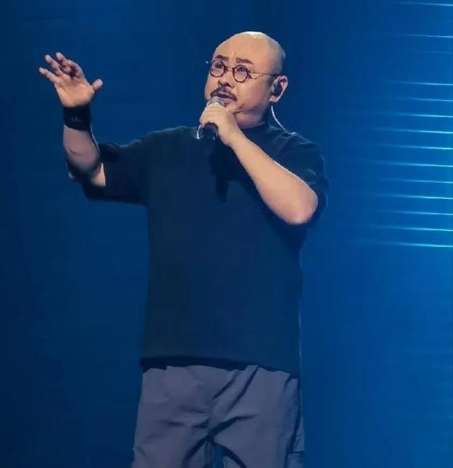 刀郎演唱会一票难求，
火的真是他这个人吗？
我看未必。

他消失的那些年，
歌却