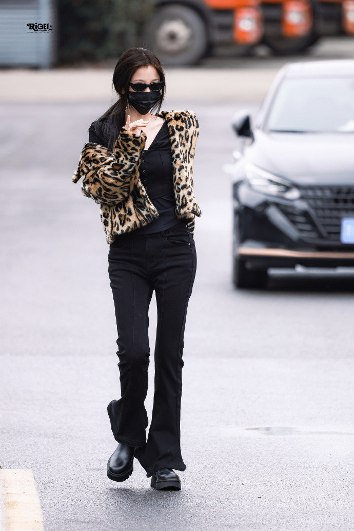 虞书欣的身材给到一个夯 虞书欣今日份云初令上班饭拍~allblack超酷豹纹小欣