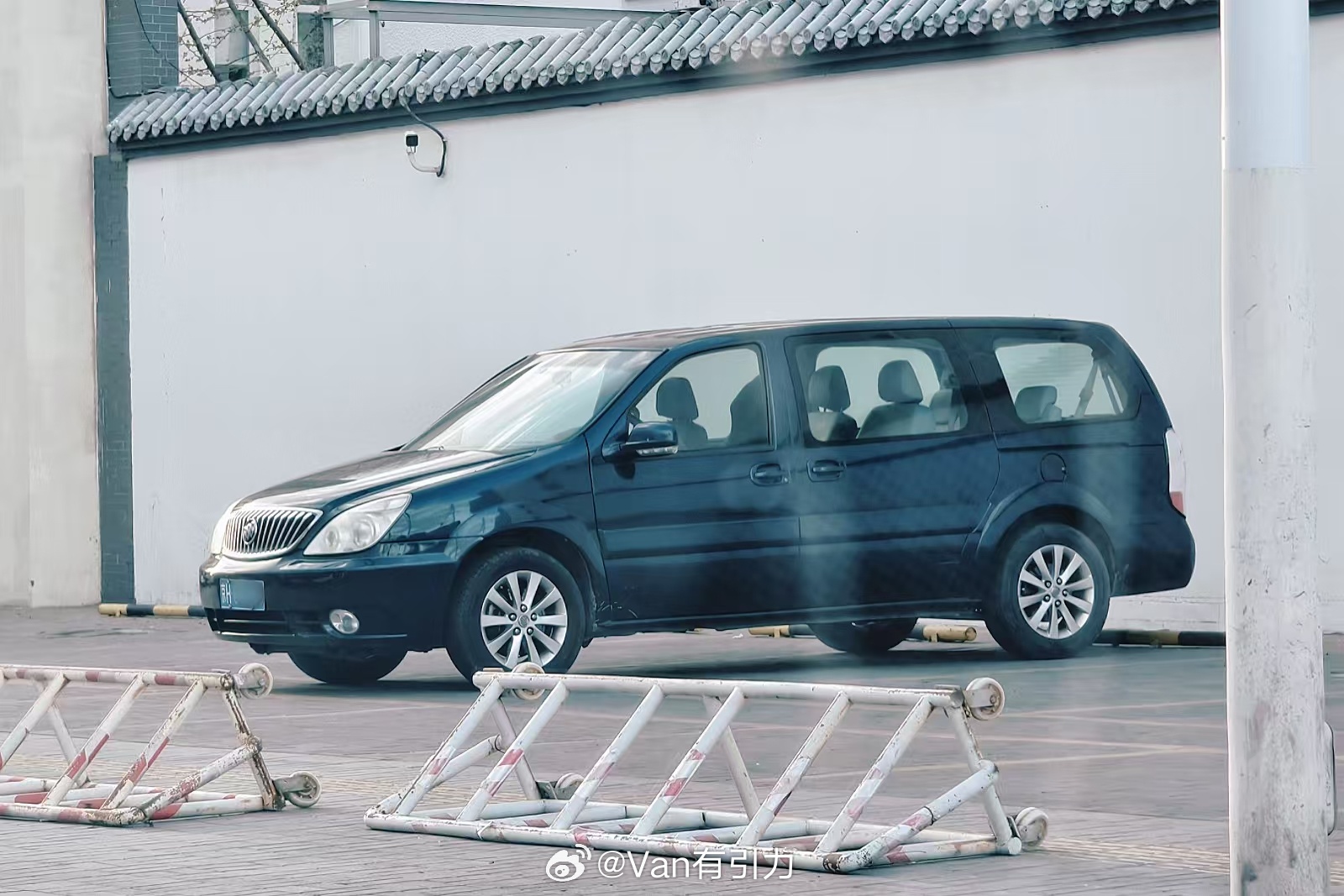 不贴膜的经典陆尊不太常见，倒是相当通透别克gl8 MPV