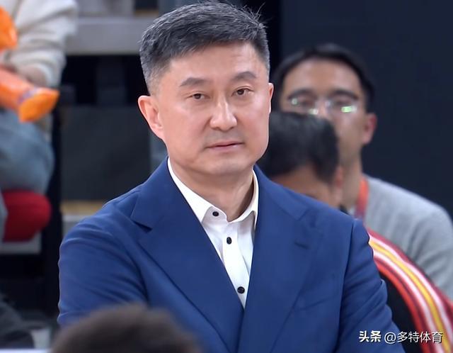 杜锋，麦烤尔不能留了、留他一天，广东宏远球迷流失上千。
他这个赛季纯粹是个打嘴炮