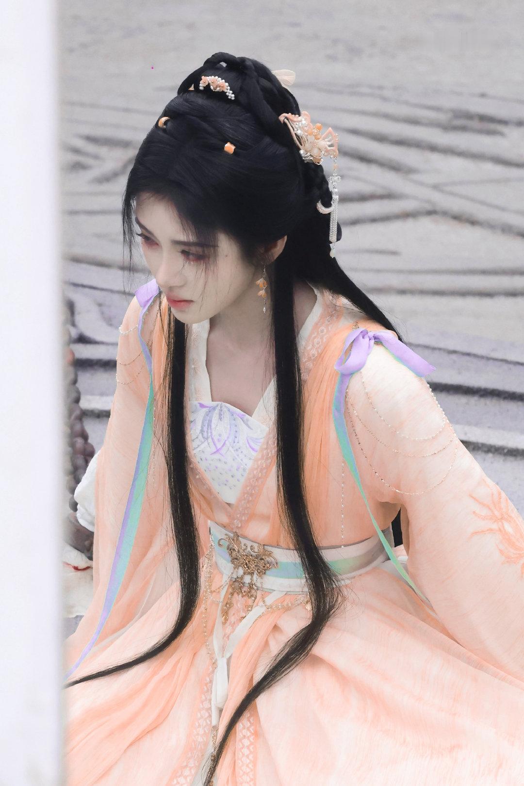 jjy鞠婧祎来战 jjy鞠婧祎阿黛 “玫瑰之所以是玫瑰，是风与光的眷顾，更是视线