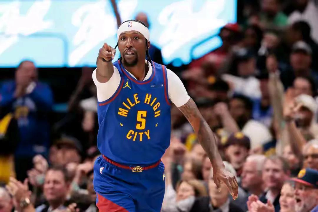 波普还是离开了，三年合同加盟魔术，球队放弃签约汤普森。
第一，波普3年6600签