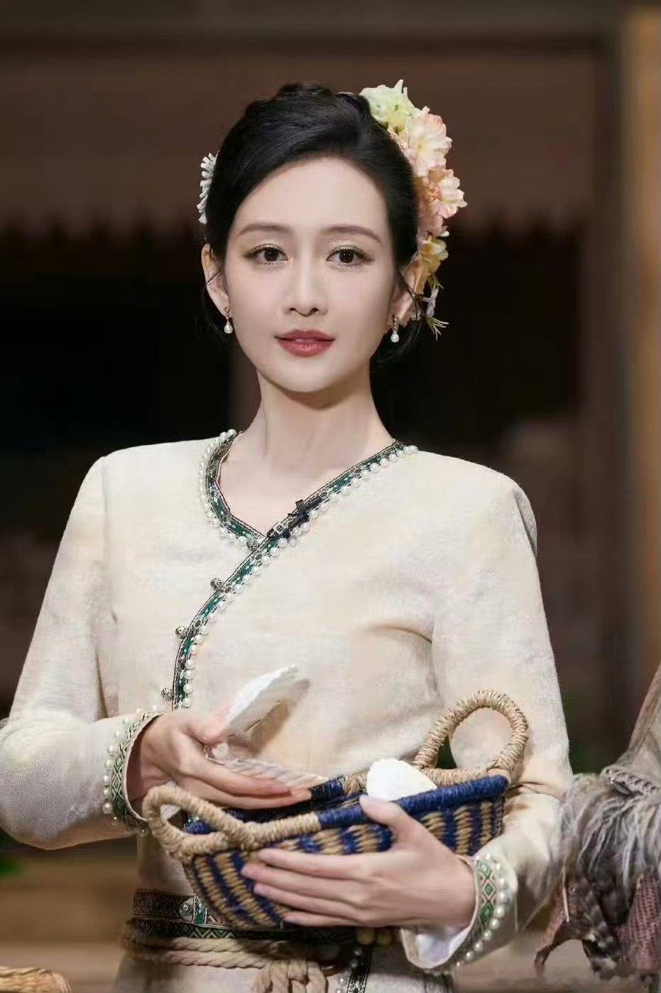 王鸥打破刻板偏见大侦探莫娜打破的不只是纸上偏见，更是为每一个期待被看见的女性点亮