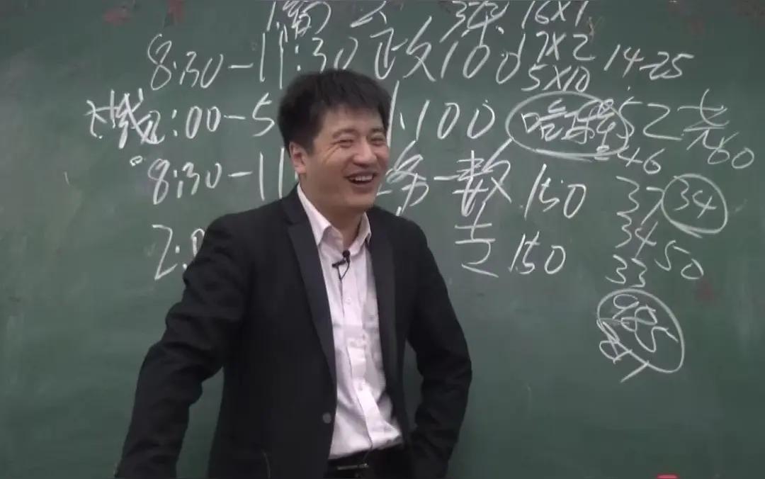 有人说，张老师的字真的不咋样，报数没有一个字写好的！

这一点确实，张老师的粉笔