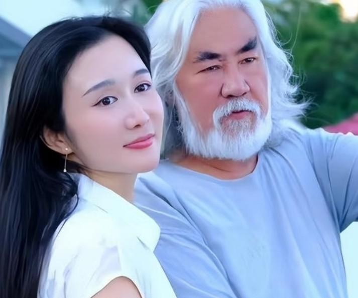 张纪中为什么喜欢杜星霖？
 
一是年轻。
 
二是漂亮。
 
谁不想选择个年轻的