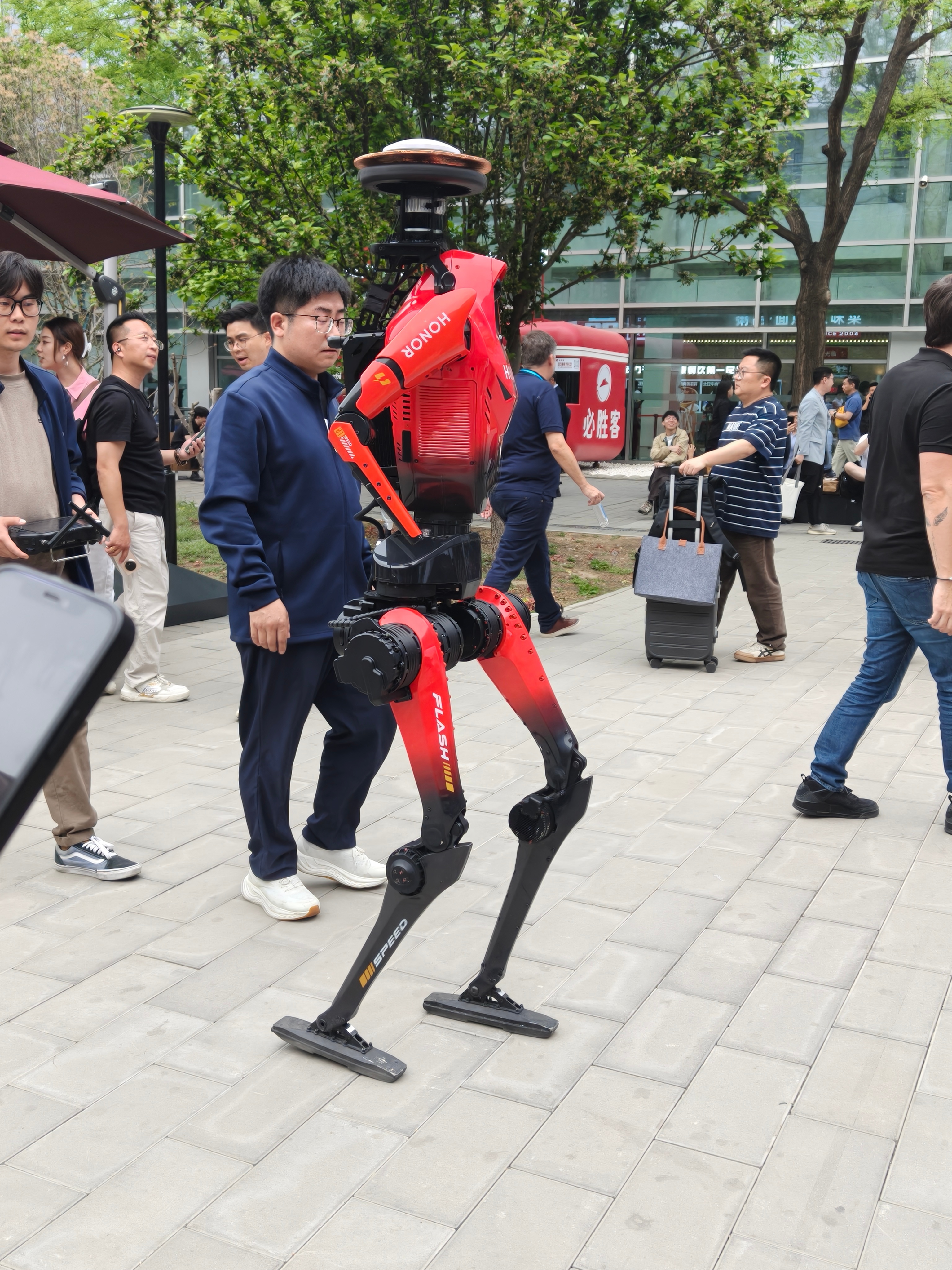 不是…这荣耀闪电机器人怎么到处溜达啊？碰见它三次了…纯纯Gai溜子～荣耀机器人成