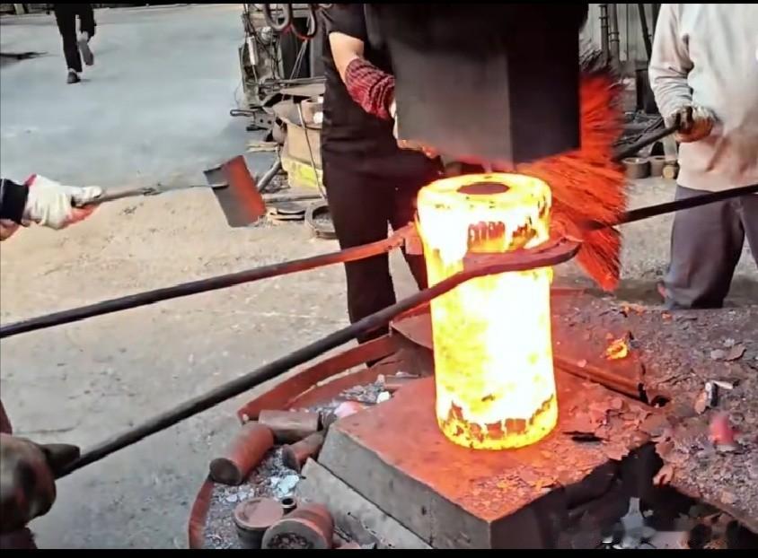 现在机器人的发展方向是人形，能跳舞。
难道锻造这样的工作不是更需要机器人吗？又热