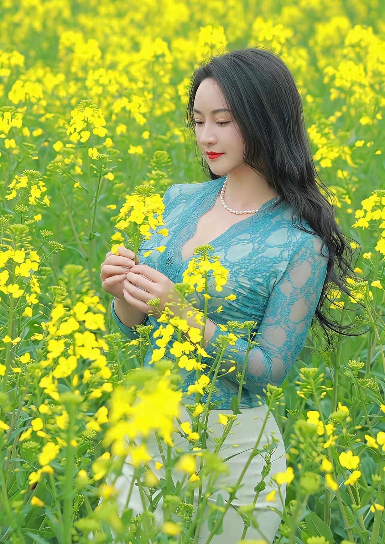 捣练子·油菜花
篱畔黄，映月华，
淡香不与贵枝夸。
自伴蜂蝶桑麻里，
静守春风度