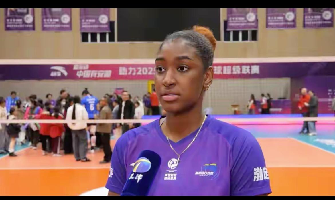 天津女排主场3:0战胜上海女排，稳居小组前两名昂首进入半决赛，可喜可贺。
天津女