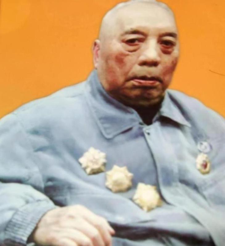 [微风]1976年初冬，兰州军区副司令乘坐绿皮火车，前往郑州出差。过了送餐时间，